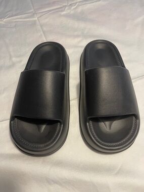 Cloud slides plush Black
